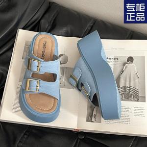 Stylish sandals with a skirt, featuring a chunky sole, perfect for outdoor wear. These H-style sandals are a sophisticated French-inspired casual style suitable for women in summer.